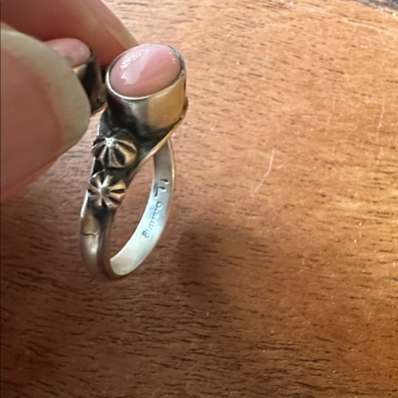Navajo Freda Martinez Pink Conch Bypass Ring Sterling Silver - Picture 3 of 4